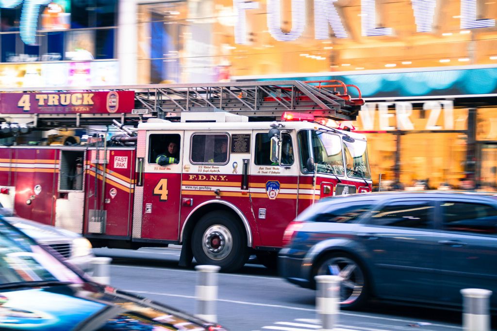 NYはひっきりなしにパトカーや消防車などのサイレンが鳴っている、せわしない街だ。